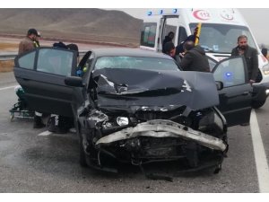 Otomobil TIR’a arkadan çarptı: 2 yaralı
