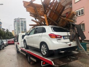 Rüzgarın uçurduğu çatının parçaları aracın tavanına ok gibi saplandı