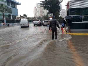 İzmir’i sağanak ve lodos vurdu