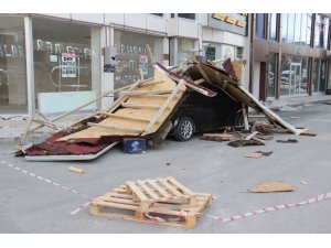 Şiddetli rüzgarın uçurduğu çatı otomobilin üzerine düştü