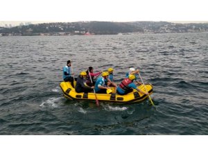Lodosta mahsur kalan balıkçıyı raftingciler kurtardı