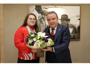 Avrupa Şampiyonu Aleyna’dan Başkan Böcek ve Esen’e  ziyaret