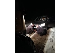 Mersin'in yüksek kesimlerinde karda mahsur kalan 12 araçtaki vatandaşlar kurtarıldı