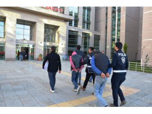 Akü hırsızları yakalandı