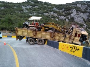 İş makinesi taşıyan kamyon kaygan yolda kaza yaptı