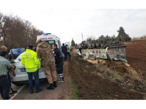Buğday yüklü tır devrildi: 2 yaralı