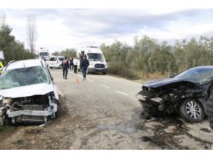 Otomobiller kafa kafaya çarpıştı