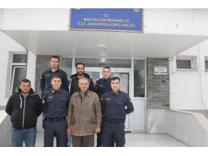 Çalınan koyunlarını bulan jandarmaya teşekkür ziyareti