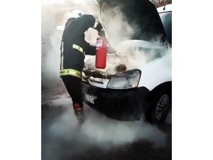 Park halinde kamyonetin motoru yandı