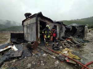 Mültecilerin yaşadığı konteyner küle döndü