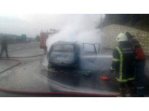 Otoyolda yanan araç hurdaya döndü