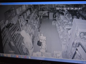 Poşetlediği paraları unutup sigaraları çalan zanlı güvenlik kamerasında