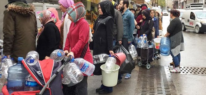 İzmir'de yağmur altında "su kuyruğu"