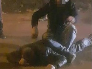 Hırsızı yakaladı, kaçmasın diye üzerine oturup polisi bekledi