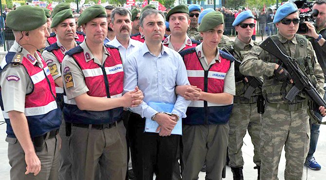 Muhafız alay komutanı darbe başarısız olunca kaçmaya çalışmış