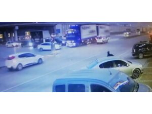 Tır ile otomobil kafa kafaya çarpıştı