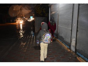 Adana'da sağanak hayatı olumsuz etkiledi