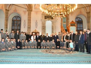 Vali Kaymak milli sporcularla sabah namazında