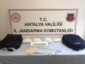 Uyuşturucu taciri aracıyla suçüstü yakalandı