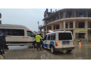 Polis aracı ile yolcu minibüsü çarpıştı