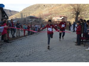 Öğrenciler köy meydanında yarıştı