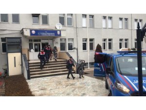 Köy evine bohçayla girip paraları çalarak çıktılar