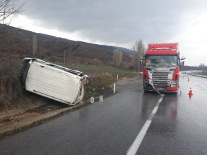 Tırla minibüs çarpıştı: 3 yaralı
