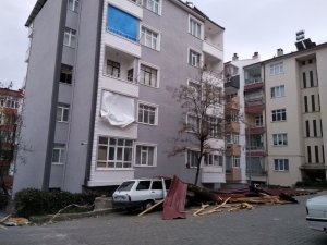 Rüzgar çatı uçurdu
