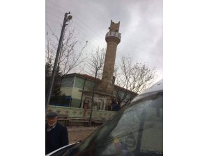 Karaman’da şiddetli rüzgar köy camisinin minaresini yıktı