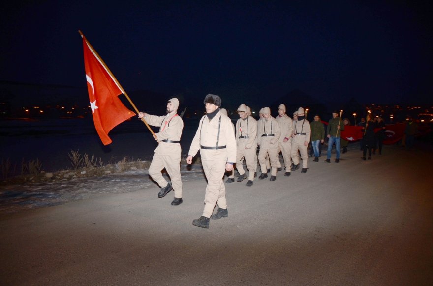 Sarıkamış şehitlerine sıfırın altında 10 derecede saygı nöbeti