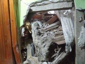 Dağdan kopan kayalar evin çatısına düştü, facianın eşiğinden dönüldü