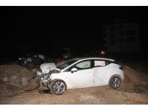 Kaza yapan otomobil trafoyu devirdi: 4 yaralı