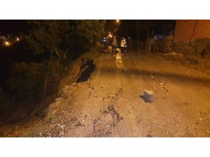 Samandağ’da aşırı yağış sonrası yol çöktü
