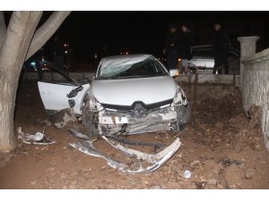 Elazığ’da otomobil bahçeye uçtu: 2 yaralı