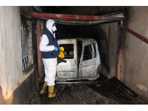 Garajdaki hafif ticari araç yanarak kullanılamaz hale geldi