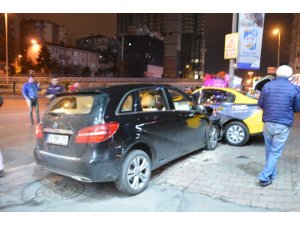 Büyükdere Caddesinde taksi ile ticari araç çarpıştı: 3 yaralı