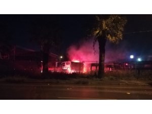İzmir’de servis bakım alanında yangın: 6 araç yanarak küle döndü