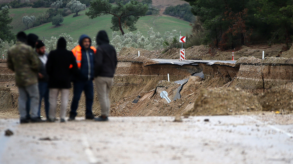 Adana'da sağanak nedeniyle yol çöktü