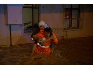 Adana'da sağanak nedeniyle mahsur kalan vatandaşları belediye ekipleri kurtardı