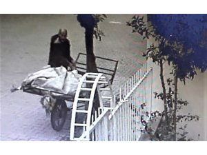 Caminin musluklarını güpegündüz çaldı