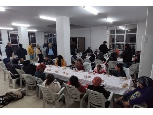 Adana'da tarlalardaki çadırları su altında kalan Suriyeliler taziye evine yerleştirildi