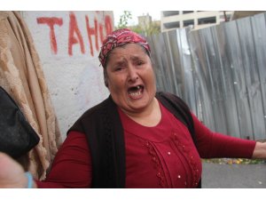 Yağmurda evsiz kalan kadın gözyaşlarına boğuldu