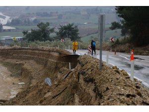 6 ilçeyi Adana’ya bağlayan karayolu çöktü
