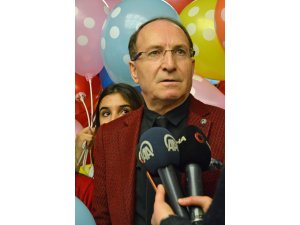 Genç sağlıkçılardan hasta çocuklara moral ziyareti