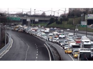TEM Otoyolu’nu trafiğe kapatan intihar girişimi