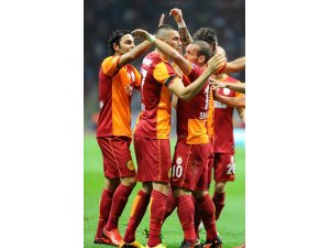 Wesley Sneijder, jübilesine Selçuk İnan ve Burak Yılmaz’ı çağırdı