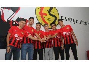 Eskişehirspor’da altyapıdan 6 oyuncu profesyonel oldu