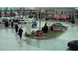 Yolun karşısına geçmeye çalışan yayalara otomobil çarptı