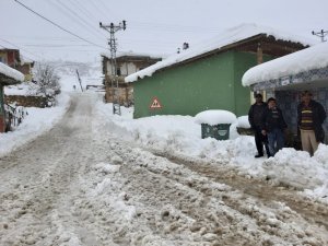 Adana'nın Tufanbeyli ilçesinde kar yağışı hayatı olumsuz etkiliyor