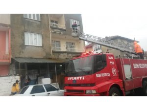 Zehirlenen şahsa itfaiye balkondan ulaştı